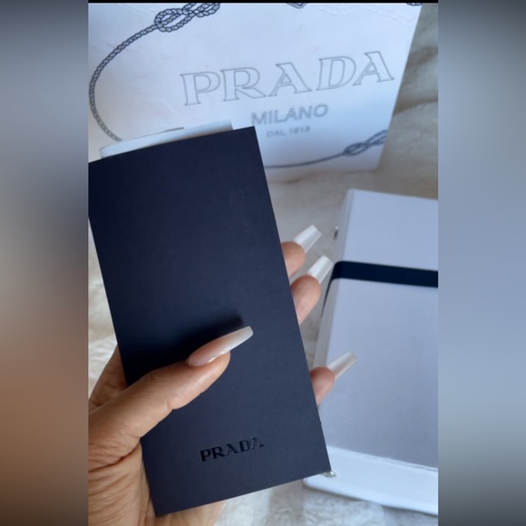 PRADA Re-Nylon BUCKET HAT YELLOW - Picture 8 of 12